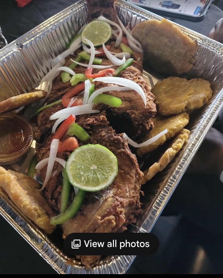 Fried chicken with pikliz and fried plantains at Klas La